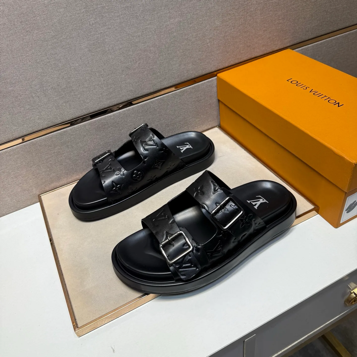 ⬛️Men's shoes 💰p400 [LV～] Men's casual slippers 2025z cabinet sales simultaneously 🔶Size: 39-44#️⃣ 🔷2 colors🔜The upper is made of cowhide stitching➕Genuine leather lining, comfortable and breathable, sole: original comfortable and wear-resistant outsole, ⚠️Real 📱Photographed🎬The real thing is better📢📢📢